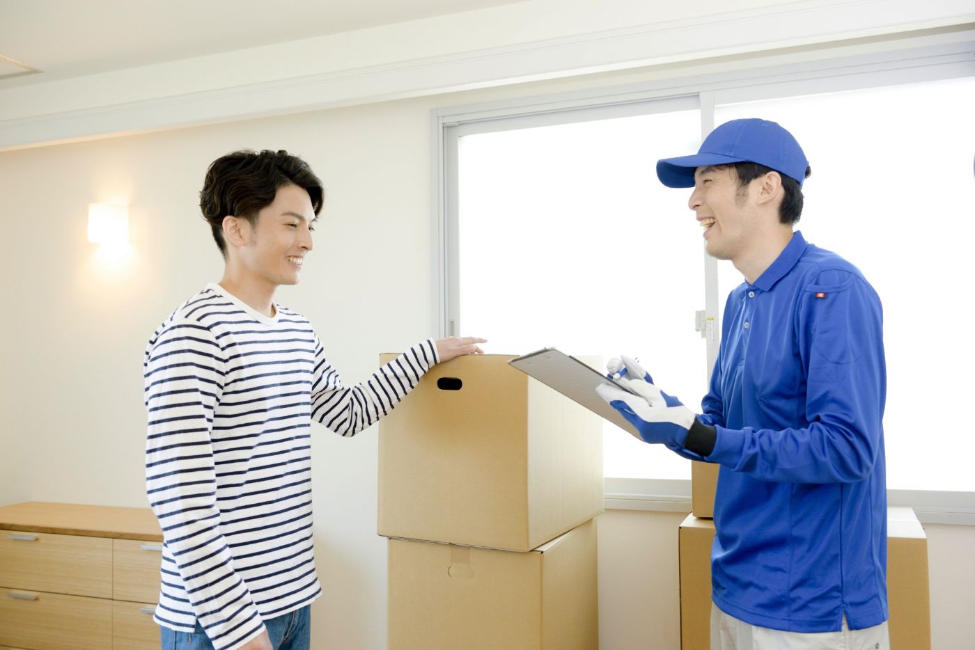 作業員と男性 買取査定